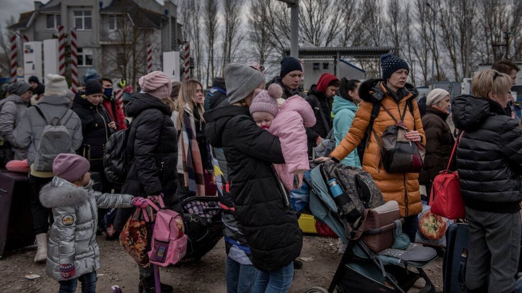 Украинские беженцы в Паланке, Молдова, после пересечения границы с Украиной в воскресенье.