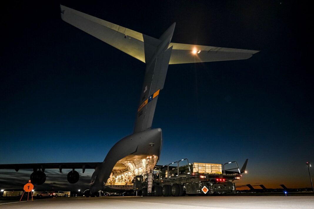 Самолет C-17 Globemaster III, назначенный Командованию воздушной мобильности, готовит боеприпасы для управляемой реактивной системы залпового огня на объединенной базе Макгуайр-Дикс-Лейкхерст, штат Нью-Джерси, 13 августа 2022 года. Груз боеприпасов является частью дополнительного пакета помощи Украине в области безопасности.